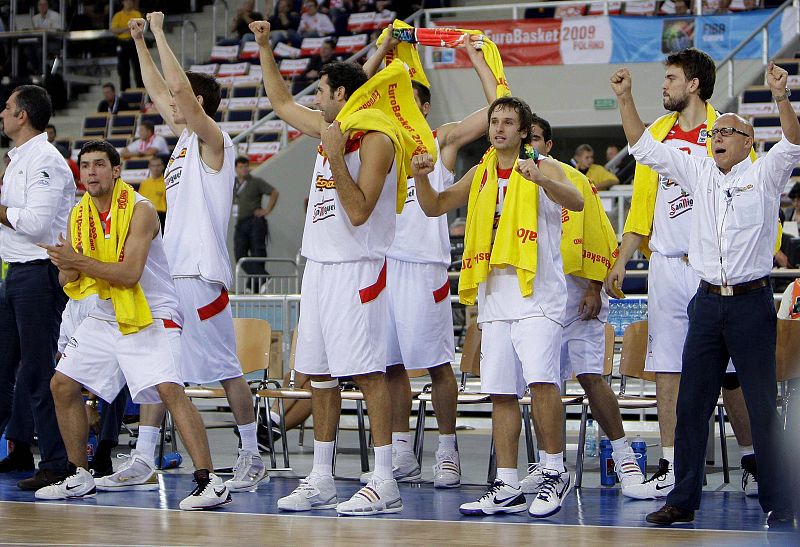 El banquillo español celebra una canasta. La alegría parece que vuelve al juego del combinado español.