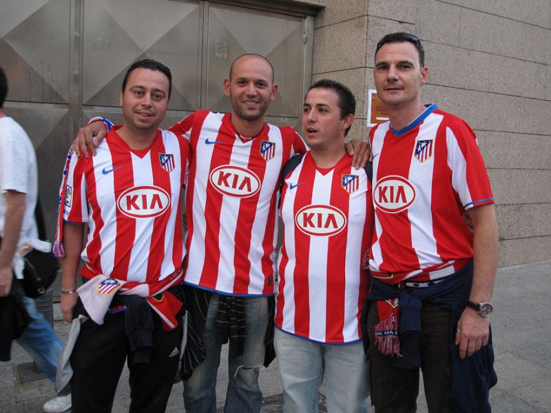 Un póquer de aficionados atléticos incrédulos con las posibilidades de su equipo esta temporada.