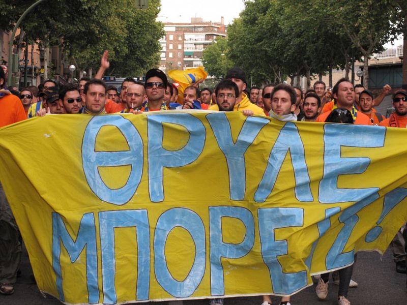 Aficionados del Apoel de Nicosia en los alrededor del Calderón. Se calcula que unos 800 seguidores chipriotas presenciarán el partido.