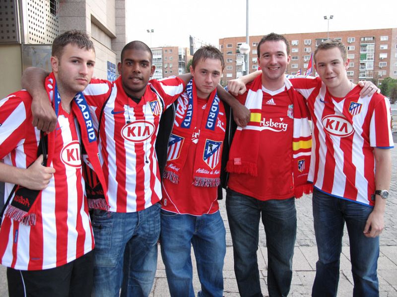 Aficionados ingleses con camisetas del Atlético de Madrid.