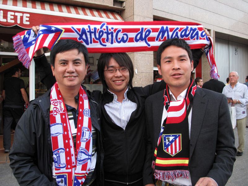 Los asiáticos también sienten los colores rojiblancos. Wang Ddanwen, Wang Xu y Xnson Gong asisten al partido ante el Apoel.