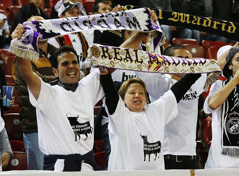 Seguidores del Real Madrid animan a su equipo en las gradas del estadio Letzigrund de Zúrich.