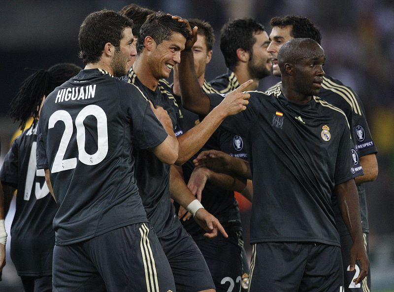 El equipo felicita al portugués por el gol, el primero del Madrid en la presente edición de la Liga de Campeones.