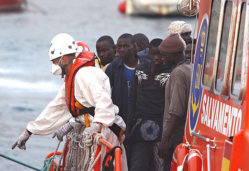 Interceptan en Tenerife un cayuco con 65 inmigrantes a bordo