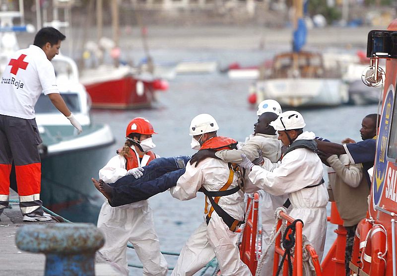 Interceptan en Tenerife un cayuco con 65 inmigrantes a bordo