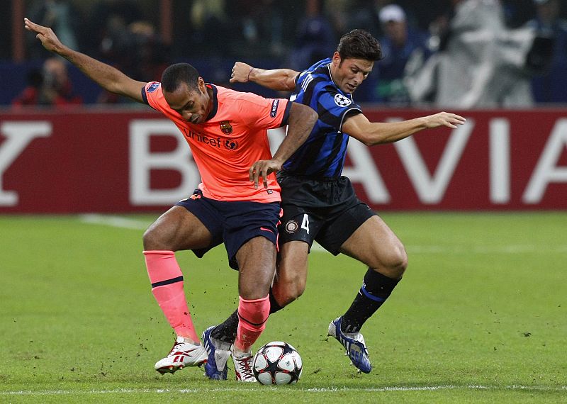 El interista Javier Zanetti y el azulgrana Thierry Henry disputan un balón.