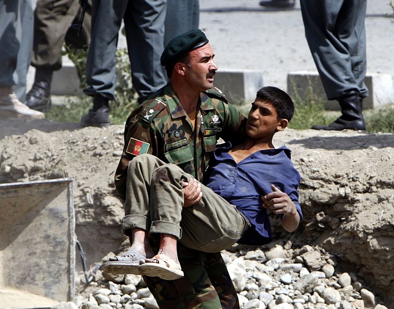 Un soldado afgano transporta a un herido