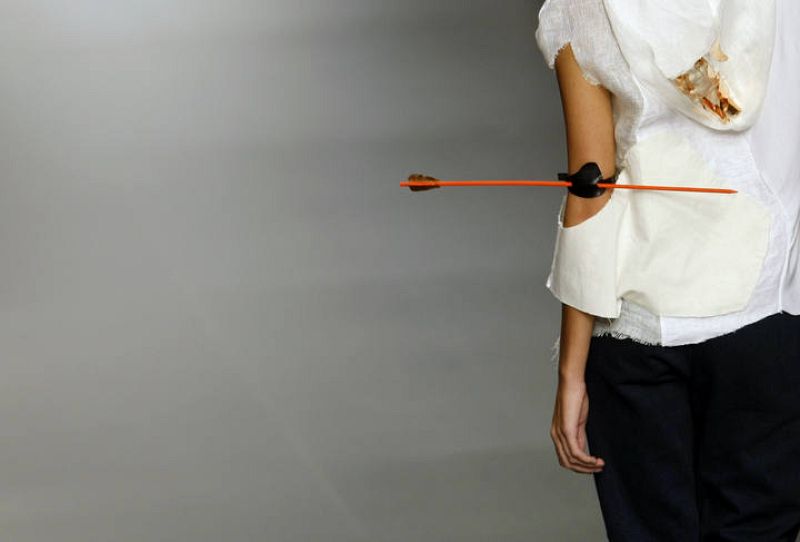 Las modelos portan complementos sobre la cabeza, colgando del cuello, o formando parte del vestido.. 