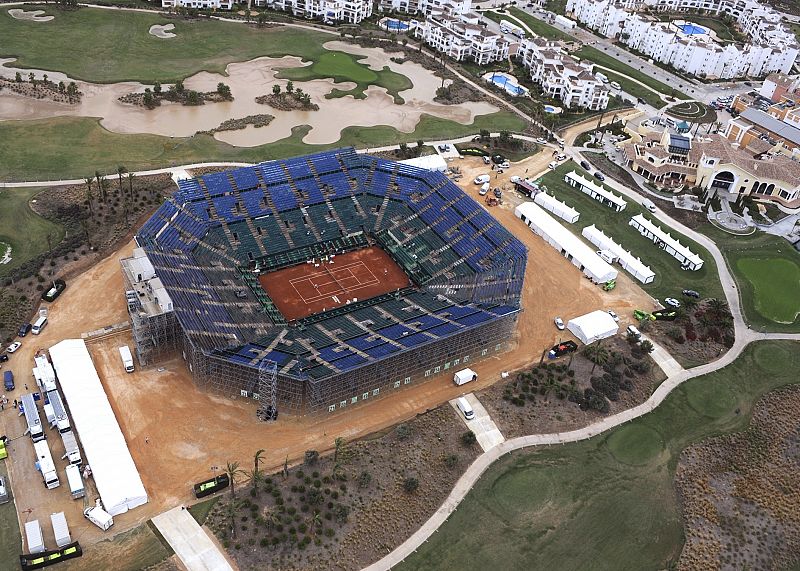 Vista aérea de la pista de tenis del complejo urbanístico murciano La Torre.