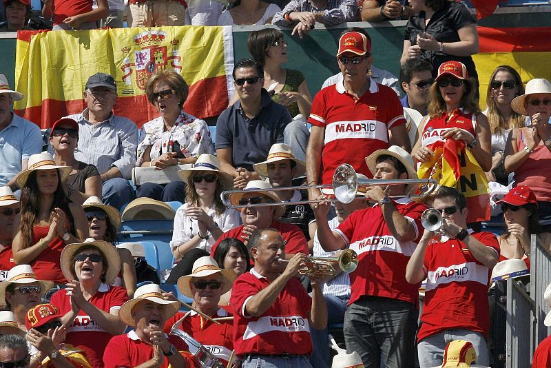 Una charanga anima a David Ferrer durante uno de los descansos.