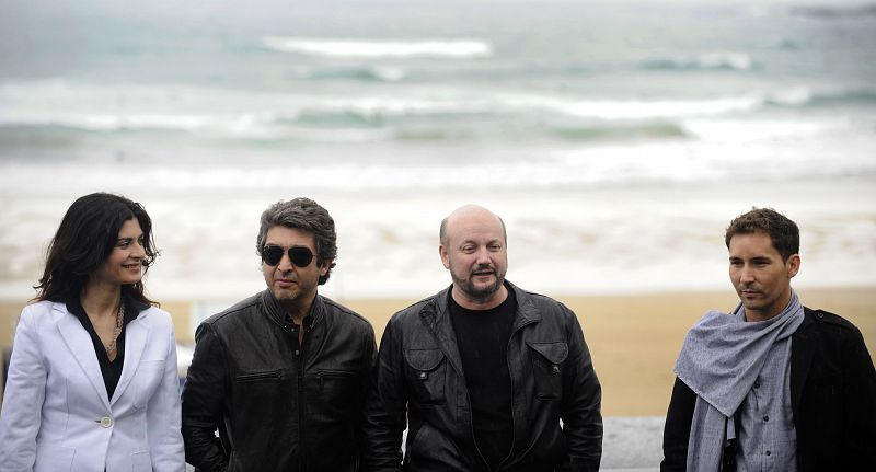 Director Campanella and actors stand in front of Zurriola beach during a photocall on the third day of the 57th San Sebastian Film Festival