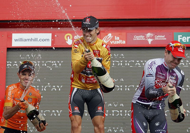 Alejandro Valverde celebra la victoria en el podio de Madrid con cava