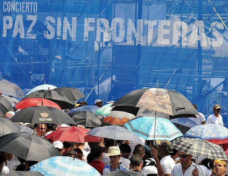 UNA TÓRRIDA HABANA VESTIDA DE BLANCO SE MOVILIZA PARA EL HISTÓRICO CONCIERTO