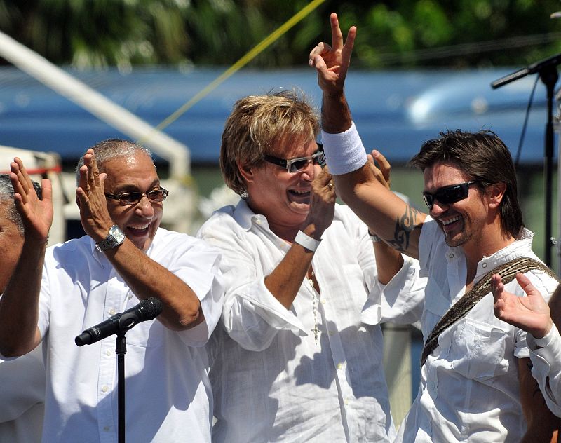 UNA TÓRRIDA HABANA VESTIDA DE BLANCO SE MOVILIZA PARA EL HISTÓRICO CONCIERTO