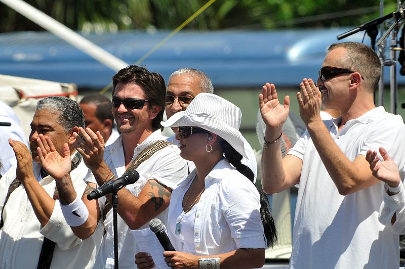 UNA TÓRRIDA HABANA VESTIDA DE BLANCO SE MOVILIZA PARA EL HISTÓRICO CONCIERTO