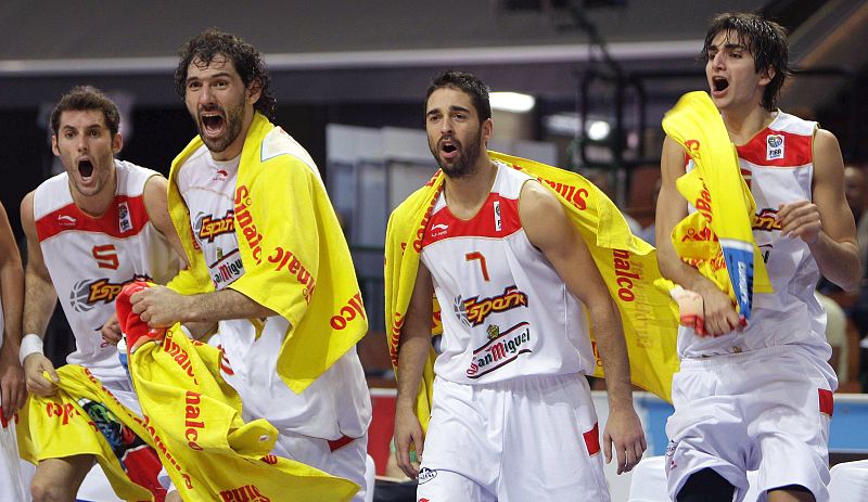 Rudy Fernández, Jorge Garbajosa, Juan Carlos Navarro y Ricky Rubio animando a los suyos desde el banquillo