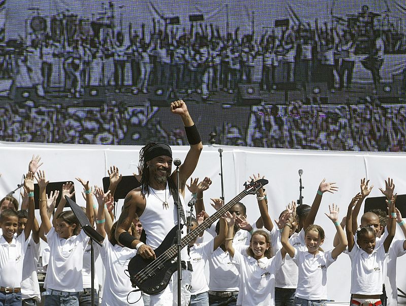 Cuban singer X Alfonso performs during the "Peace Without Borders" concert in Havana's Revolution Square