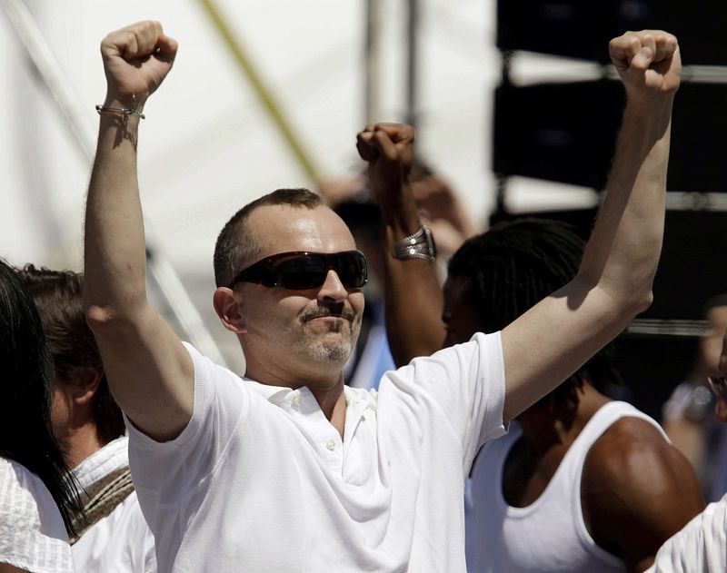 Spanish singer Miguel Bose gestures during the "Peace Without Borders" concert in Havana's Revolution Square