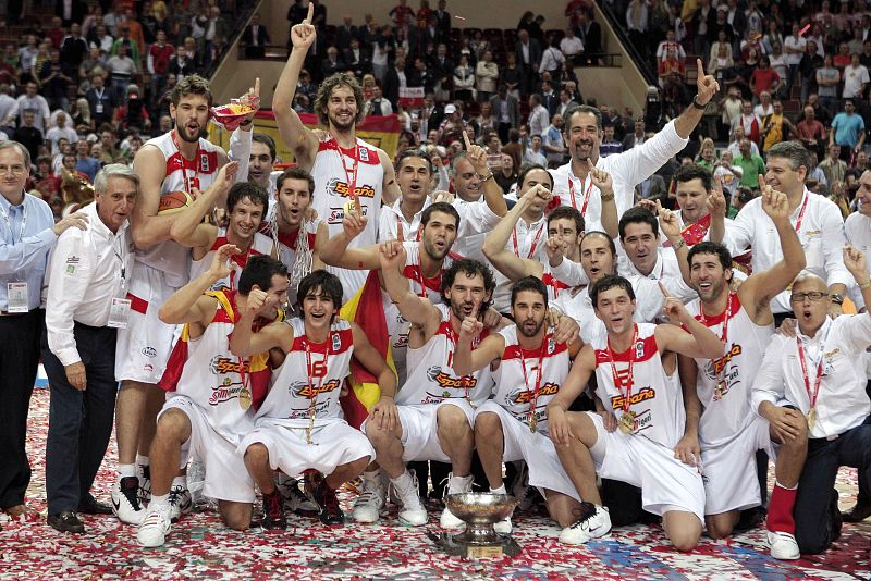 Los jugadores y el equipo técnico celebran la medalla de oro
