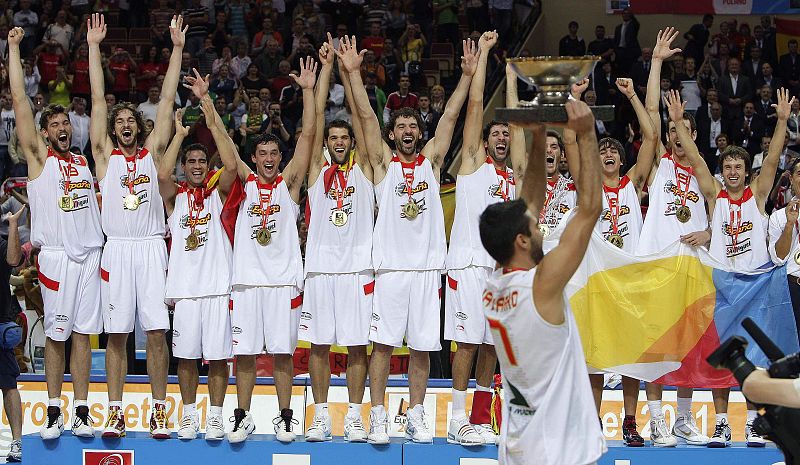 El capitán de la seleccion española de baloncesto, Juan Carlos Navarro, muestra la copa a sus compañeros