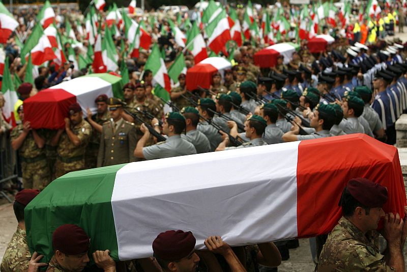 Miles de personas apostadas frente a la iglesia han aplaudido al paso de los militares de la unidad Folgore.