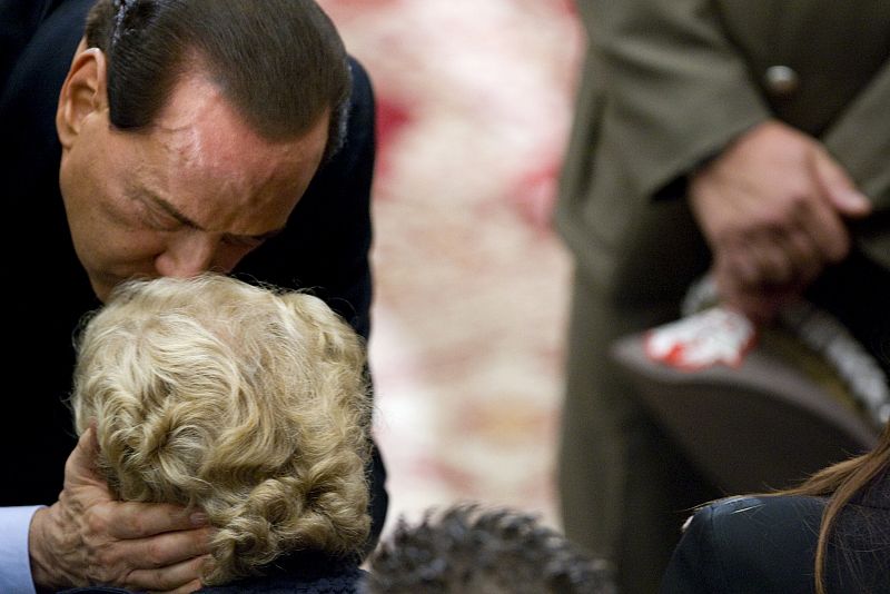 Berlusconi, Naoplitano y demás autoridades militares y civiles, se han acercado a los familiares de las víctima para darles el pésame.