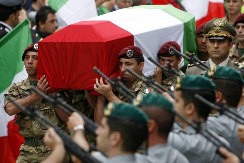 Varios soldados portan el féretro de uno de sus compañeros fallecidos. 