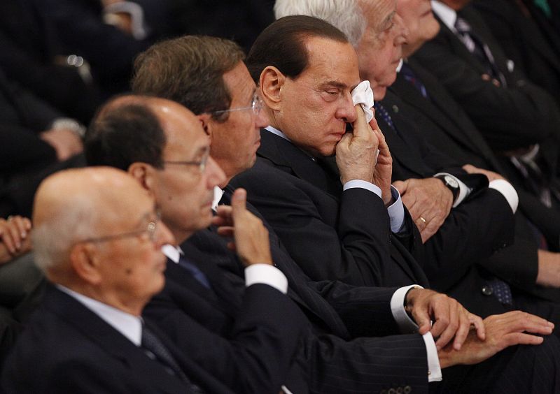 El primer ministro italiano, Silvio Berlusconi, se seca las lágrimas durante el funeral de Estado