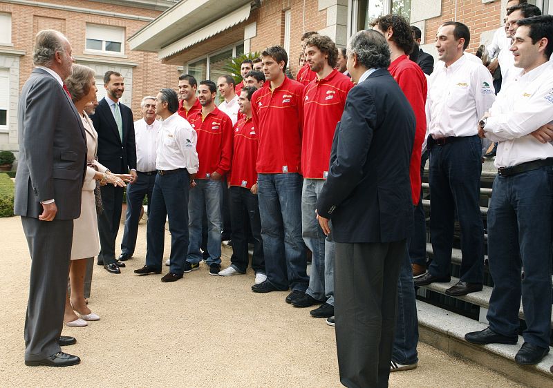 Los Reyes y el Príncipe de Asturias conversaron amigablemente con los integrantes y el cuerpo técnico de la selección española