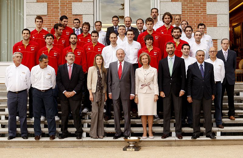 Otra foto de familia, la familia deportiva de la selección con la Familia Real en el Palacio de la Zarzuela.