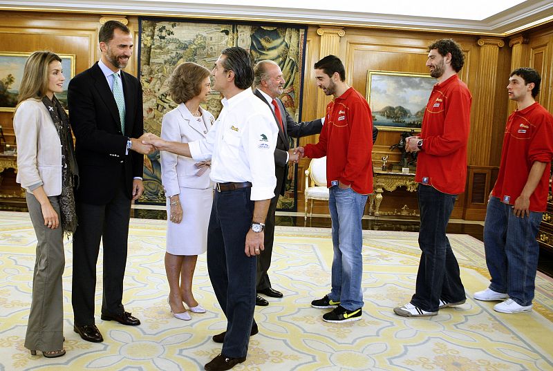 Sergio Scariolo y con él, los jugadores del flamante equipo campeón, dan la mano a los Reyes y los Príncipes de Asturias.