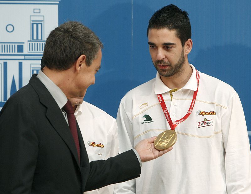 El presidente del Gobierno observó de cerca y con asombro el volumen, peso y brillo de la medalla de oro de Juan Carlos Navarro.