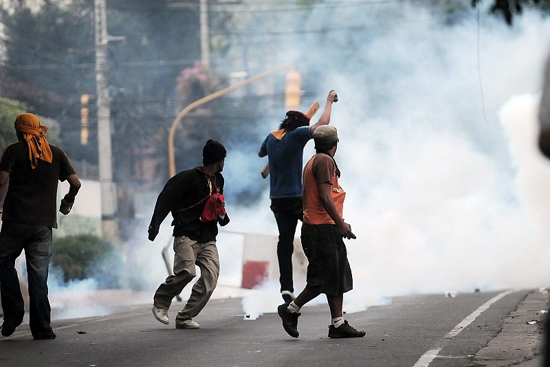 POLICÍA DESALOJA CON GASES, BALAS DE GOMA Y AGUA A LOS SEGUIDORES DE ZELAYA