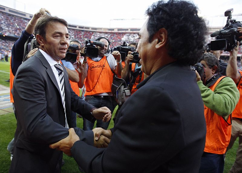 El entrenador del Atlético de Madrid, Abel Resino, saluda al técnico del Almería, Hugo Sánchez, momentos antes de comenzar el partido.