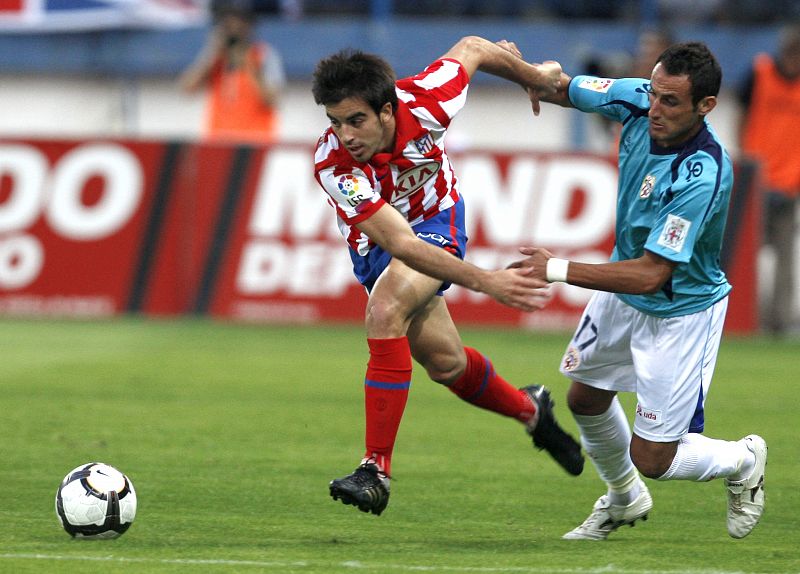 El jugador del Almería Juan Manuel Ortiz Palazón y el rojiblanco José Manuel Jurado luchando por un balón.
