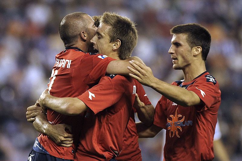 El delantero uruguayo del Osasuna Walter Pandiani celebra con sus compañeros el gol que ha marcado al Valladolid,.