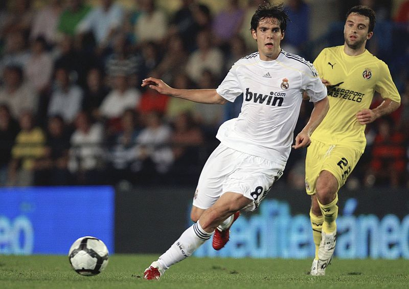 El centrocampista brasileño Kaká junto al italiano Giuseppe Rossi.