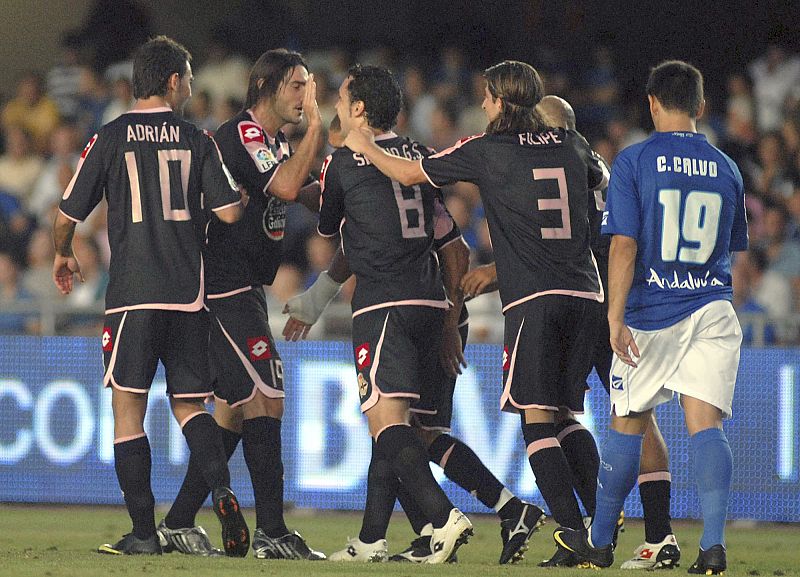 El deportivista Juca, felicitado por sus compañeros tras marcar el primer ante el Xerez.