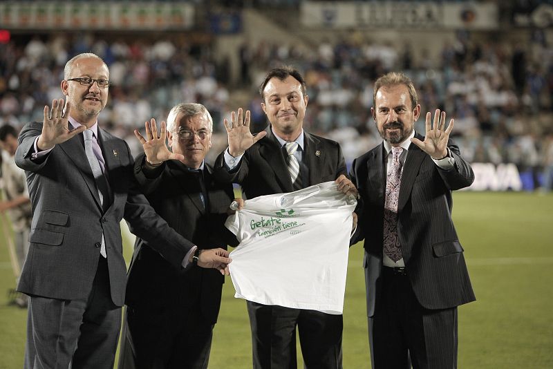 El presidente del Getafe, Ángel Torres (d), el vicealcalde de Madrid, Manuel Cobo (2d) y el alcalde de Getafe, Pedro Castro (2i) comparten la corazonada de Madrid 2016.