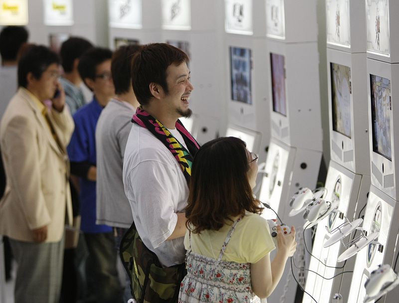 Jugando a la Xbox 360 en la Feria.  La consola de Microsoft  ha conseguido aumentar su aceptación entre los aficionados con su política de recorte de precios, algo que ha llevado a Nintendo a bajar el precio de la Wii.
