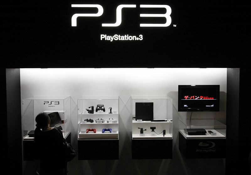 Sony ha escinificado la puesta de largo en Japón de su nueva PS3, más ligera y barata, que se presentó a principios de mes en Europa y que por primera vez se pudo ver en el impresionante entorno de una feria, en la que los aficionados se sienten env