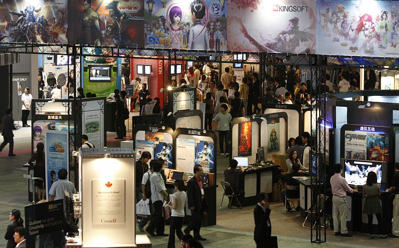 Visitantes en la mayor feria de videojuegos del mundo, donde las principales marcas presentan sus novedades.