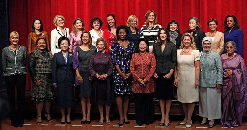 Las esposas de los jefes de Estado posan para la foto oficial de 'la otra cumbre' del G-20. Sonsoles Espinosa aparece en el extremo izquierdo de la imagen.
