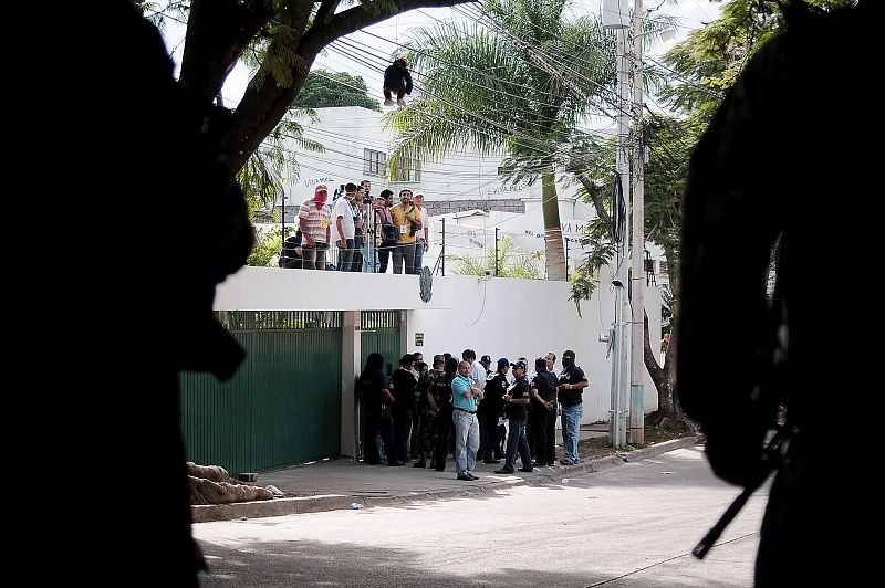 Fiscales hondureños se presentan en la embajada de Brasil en Tegucigalpa, donde se encuentra el presidente Zelaya