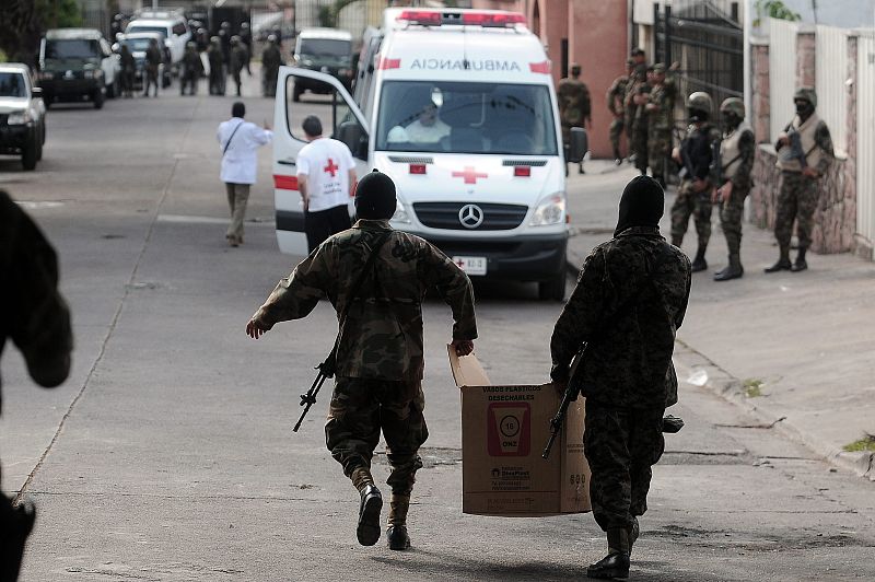 Una ambulancia de la Cruz Roja presta servicio a las personas que se encuentran dentro de la Embajada de Brasil