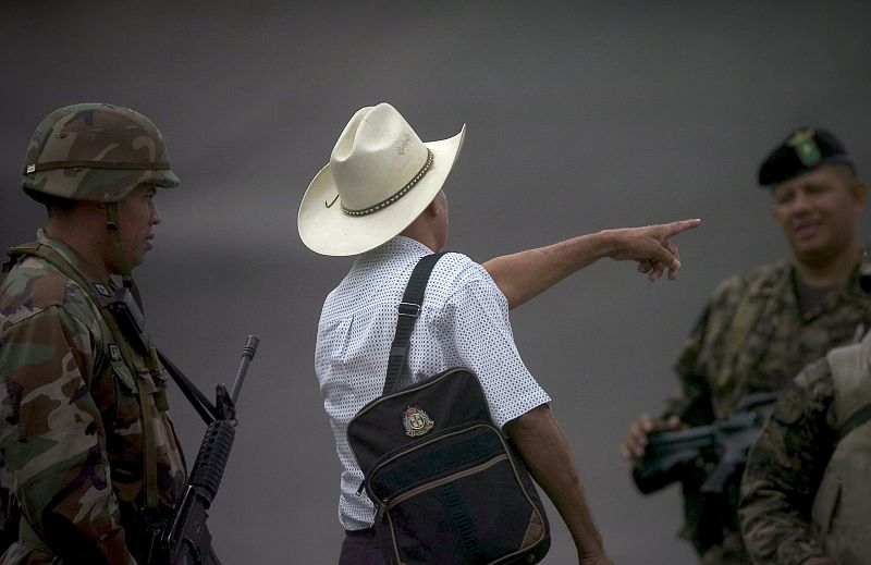 Un campesino hondureño trata de cruzar por una de las calles aledañas a la embajada de Brasil en Tegucigalpa