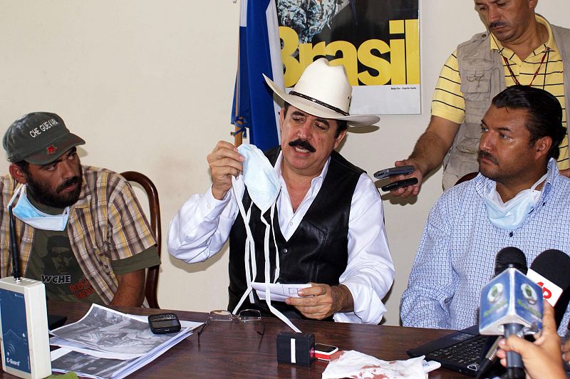 Zelaya sostiene una mascarilla en la embajada brasileña en Honduras