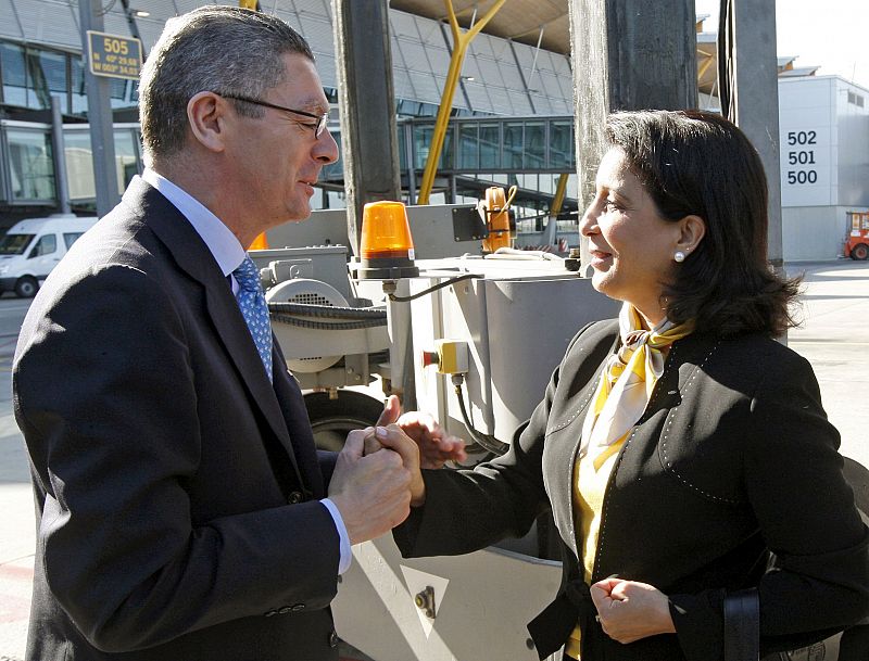 Ruiz Gallardon junto a la responsable del comité de evaluación, Nawal El Moutawakel, durante su visita a Madrid.