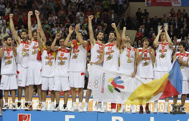 La selección de baloncesto lució la bandera en apoyo a la candidatura en el podio, tras proclamarse campeones de Europa este septiembre.