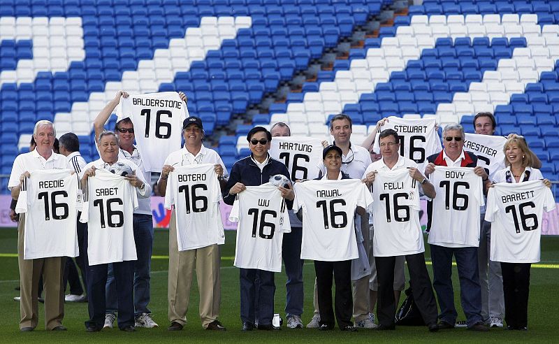 Y se llevaron de regalo una camiseta del equipo blanco con sus nombres impresos en el dorsal.